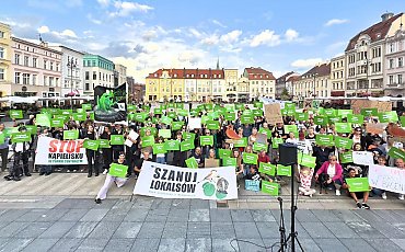 Ponad 200 bydgoszczan protestowało przeciwko kąpielisku w Parku Centralnym. MODrzew chce rozmów z miastem