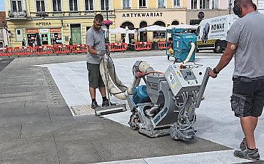 Granit z Chin znów pod śrutownicą. Niekończąca się historia płyty Starego Rynku