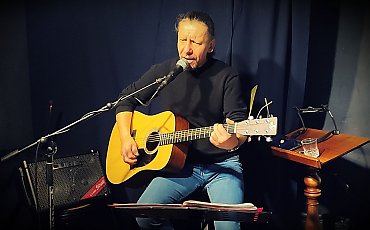 Ze Światłownią w kolejny rejs...  Marcin Białczyk wraca z koncertem w morskich klimatach