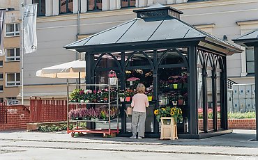 Wraca ruch przy Placu Wolności w Bydgoszczy. Kwiaciarki przeprowadzają się do nowych pawilonów