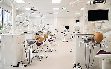 Stomatologia w Bydgoszczy ma nowy dom. Otwarto centrum CM UMK