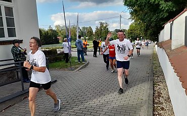 Bez ścigania, za to z pamięcią i modlitwą. Blisko 200 osób pobiegło z Bydgoszczy do Górska śladami ks. Popiełuszki