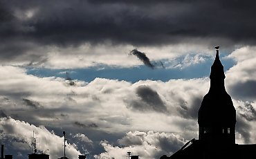 Blisko frontu, ale bez większego deszczu [POGODA]
