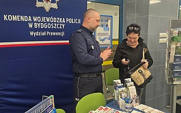 Oszust podaje się za policjanta, pracownika ZUS albo zakochanego żołnierza. Bydgoscy policjanci tłumaczyli, jak nie dać się nabrać