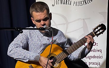 Roland Świstek zaśpiewa w Światłowni. W programie znane polskie piosenki