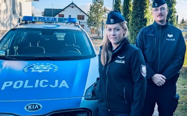 Pożar poddasza kamienicy w Mroczy. Policjanci i ratownicy ewakuowali domowników