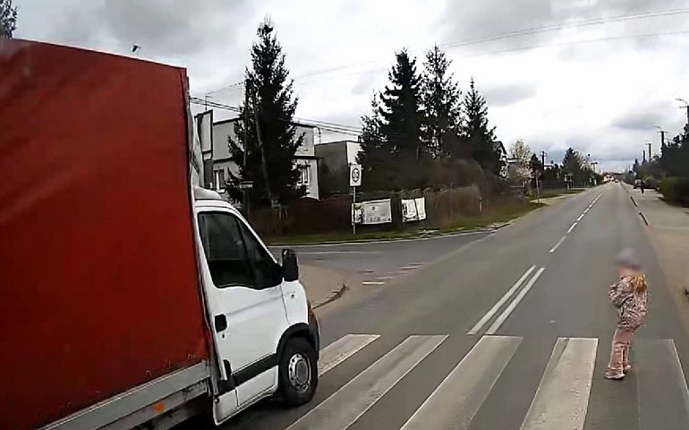 O włos od tragedii w Łochowie! Pirat drogowy niemal potrącił dziecko na pasach – uratowała je czujność