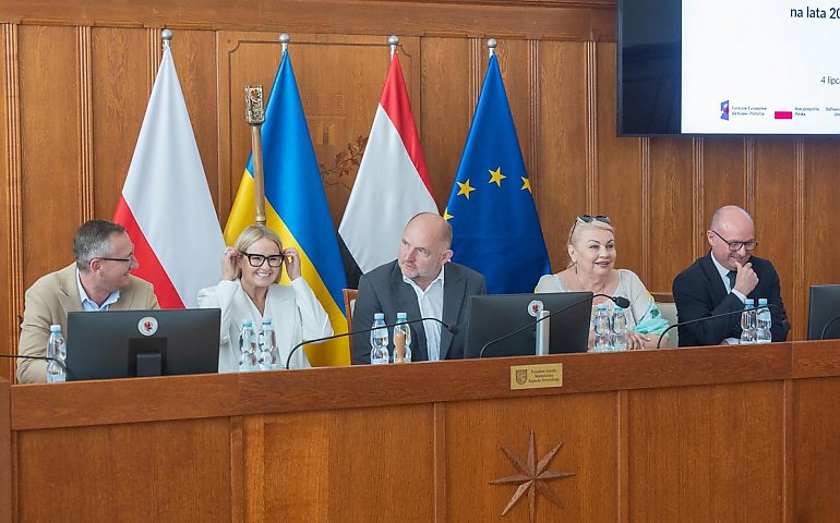 Miliony popłynęły do regionu! Będą nowe domy opieki, sprzęt do szpitala i inwestycje w ekologię