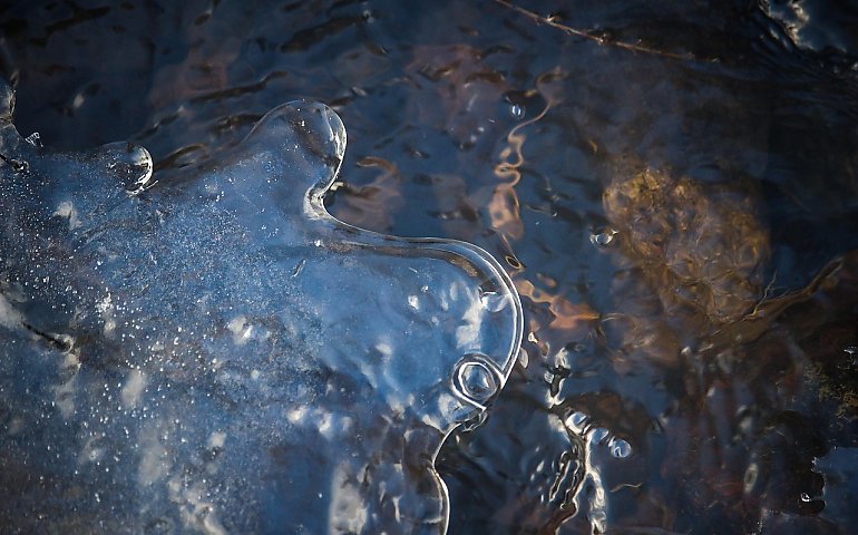 Trzaskający mróz i  przekroczony poziom wód! IMGW wydało ostrzeżenie hydrologiczne drugiego stopnia