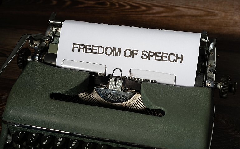 Zakaz krytyki, a nawet żartowania. Wolność słowa według Komisji Europejskiej