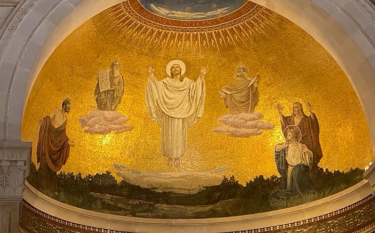 Przemienienie na górze Tabor. Wielkopostne światło przed cieniem krzyża