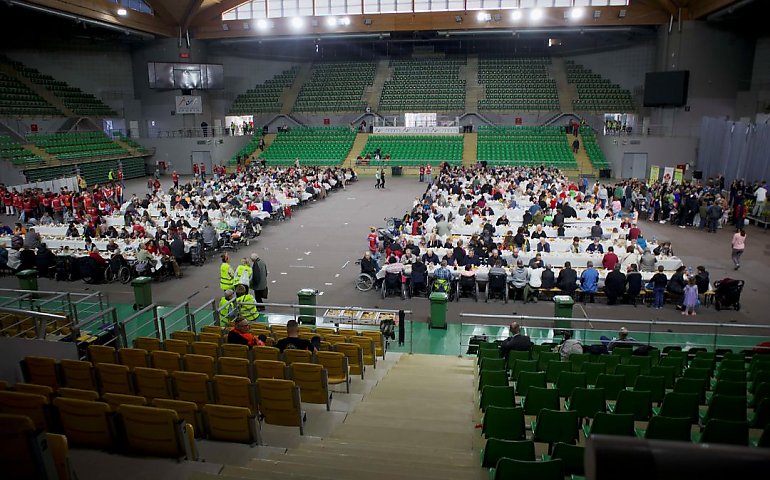 1200 talerzy, paczek i błogosławieństw. Na bydgoskiej „Łuczniczce” odbył się wielkanocny posiłek dla potrzebujących [FOTO, WIDEO]
