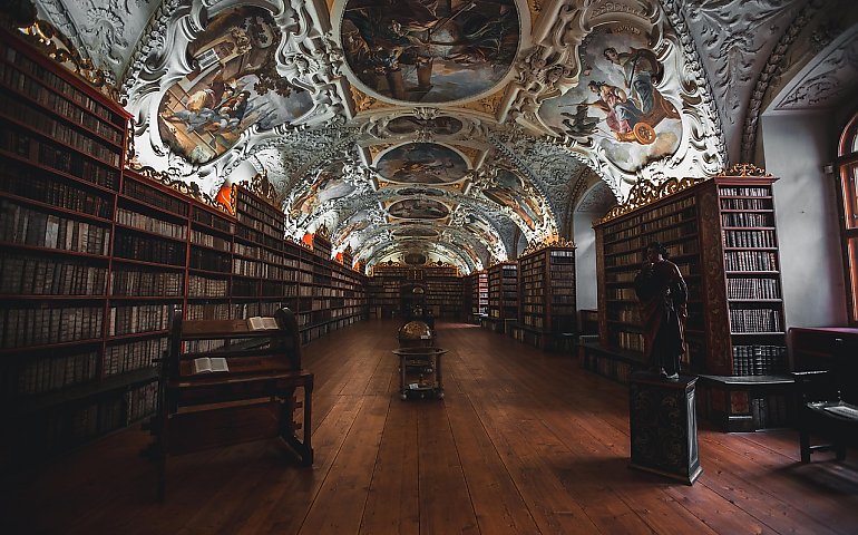 [OKIEM TYGODNIKA] O kropkach, przecinkach i okładkach – czyli biblioteka zamknięta