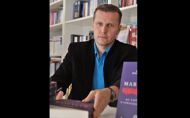 [MIĘDZY WIERSZAMI] Czy marksizm wrócił do szkoły? Wideofelieton o książce Dariusza Rozwadowskiego