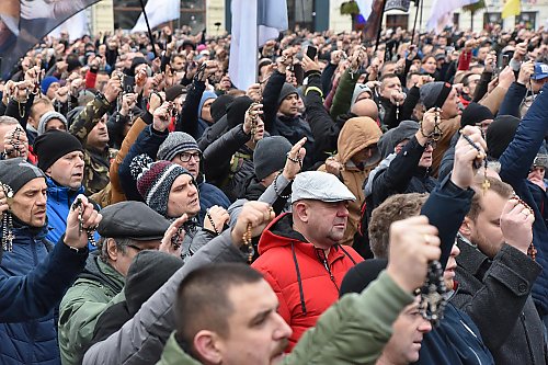 Mężczyźni z całej Polski przeszli w procesji różańcowej ulicami Bydgoszczy [ZDJĘCIA, VIDEO]