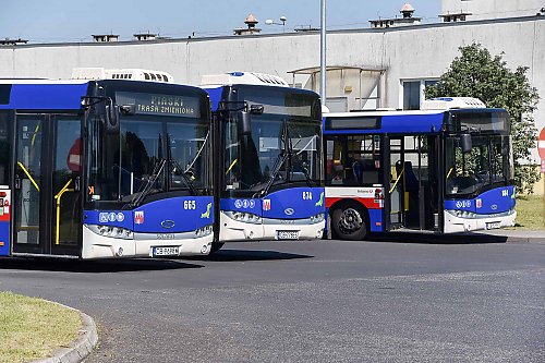 WAŻNE: Autobusy i tramwaje od piątku wracają na stałe trasy! 