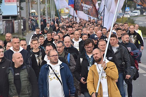 Mężczyźni z całego kraju przeszli w procesji różańcowej ulicami Bydgoszczy [ZDJĘCIA]