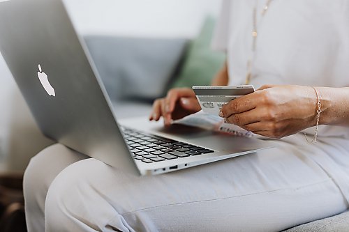 Jak spłacać kartę kredytową i zaoszczędzić pieniądze? [REKLAMA]