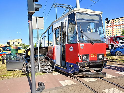 Dwa samochody zderzyły się z tramwajem na skrzyżowaniu Wojska Polskiego z Trasą Uniwersytecką