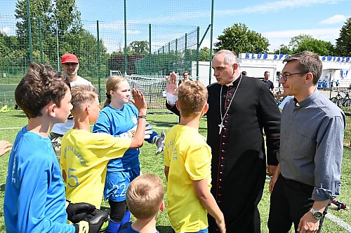 Biskup Włodarczyk daje przykład piłkarzom. Gol marzenie na bydgoskiej Gwieździe 