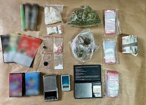 Wpadł z hukiem na Szwederowie! 22-latek miał w domu hurtownię narkotyków – marihuana, ecstasy, amfetamina i coś jeszcze!