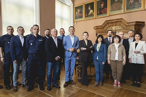 Odzyskali skarb z końca świata! Bydgoscy policjanci namierzyli skradzioną monetę w Australii [ZDJĘCIA]