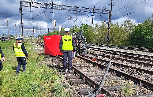 Mercedes starł się z pociągiem i stanął w ogniu! Kierowca zginął na miejscu! [ALEKSANDRÓW KUJAWSKI]