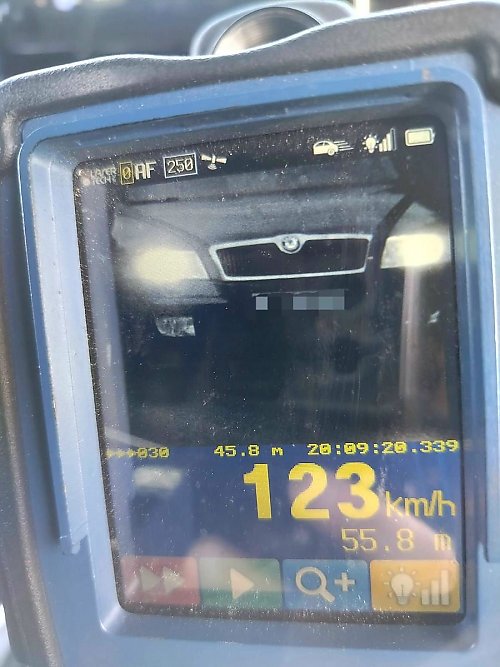Nie uczy się na błędach! Jechał 123 km/h w terenie zabudowanym – zapłaci 4000 zł i stracił prawie wszystkie punkty