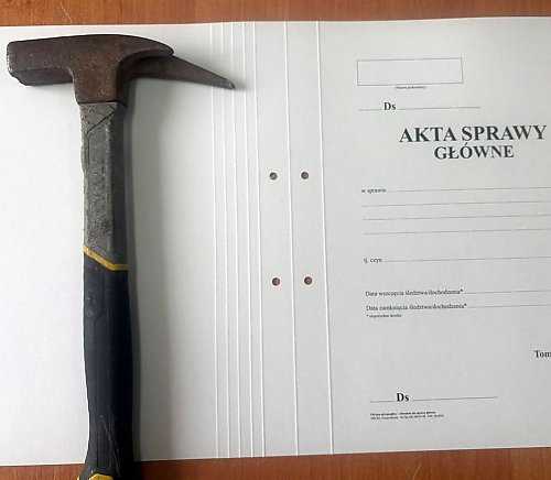Szokujące! Zerwał polską flagę i włamał się do sklepu — 52-latek uderza w symbol narodowy!