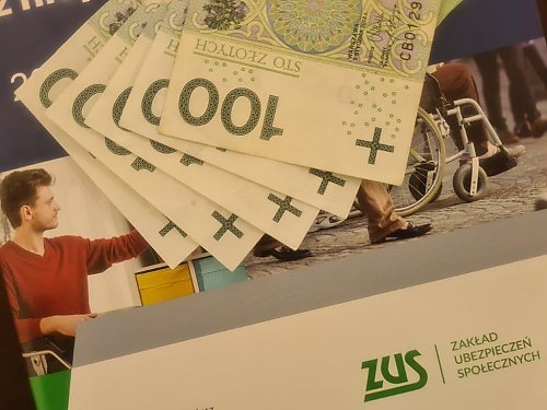 Masz w rodzinie osobę niesamodzielną? Możesz dostać nawet 500 zł miesięcznie! ZUS przypomina o ważnym świadczeniu