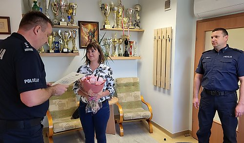 „Twoje pieniądze są zagrożone” – tak zaczęła się próba oszustwa. Dzięki CZUJNEJ kasjerce przestępcy zostali powstrzymani!