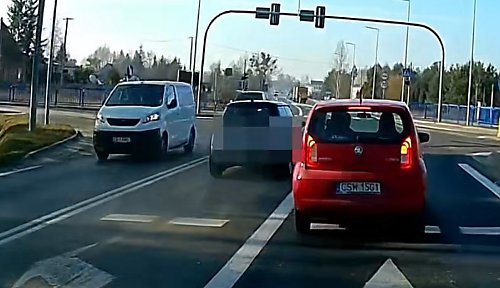Mini Cooper zagrał va banque na skrzyżowaniu w Osielsku. Szybki manewr – szybki mandat!