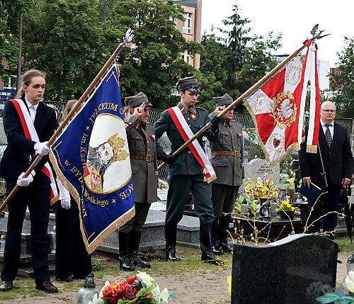 Uczniowie przejęli opiekę nad grobem bohatera! Wzruszająca uroczystość na bydgoskim cmentarzu