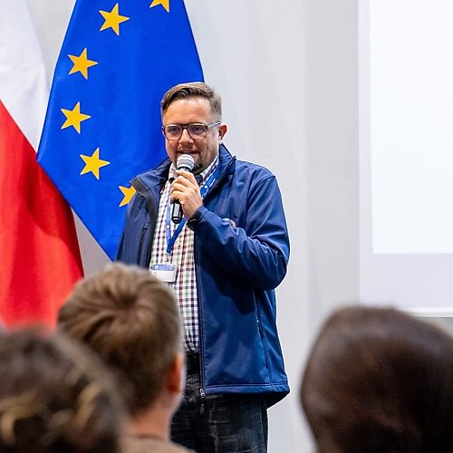 Lewicowy działacz przejmuje TMMB! Rewolucja po odejściu Derendy i Ostrowskiego?