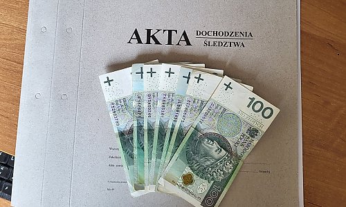 Znalazł kopertę z pieniędzmi w sklepie. Chwilę później zapukała do niego policja!