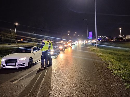 Policja rozbiła nocny zlot pod Toruniem! Mandaty, odholowane auta i narkotyki!