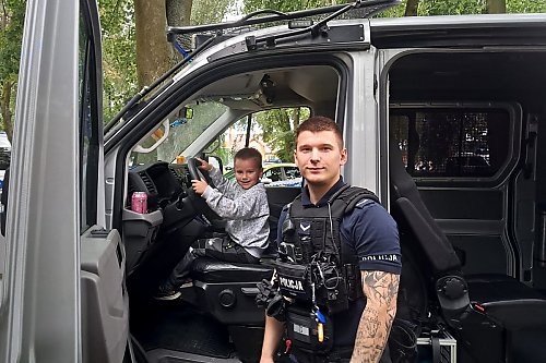 Dzieci jeździły radiowozami, psy tropiły narkotyki, a Polfin rozdawał słodycze