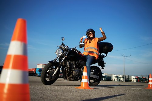 Jak wygląda kurs prawa jazdy kat. A w Bydgoszczy? Przewodnik dla przyszłych motocyklistów [ARTYKUŁ SPONSOROWANY]