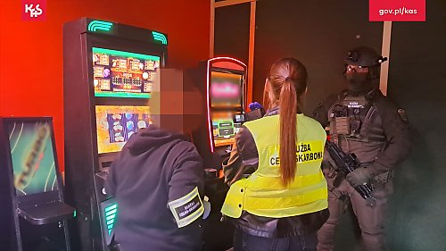 Hazardowa mafia rozbita! KAS uderza z siłą – 14 osób z zarzutami, setki tysięcy w gotówce!