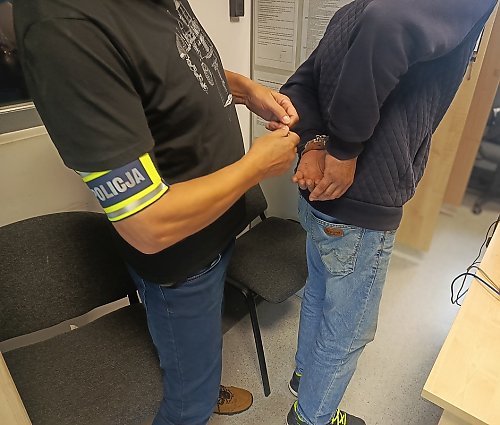 Włamanie, broń i narkotyki! Szokujące odkrycie w Brodnicy po kradzieży z gminy Książki