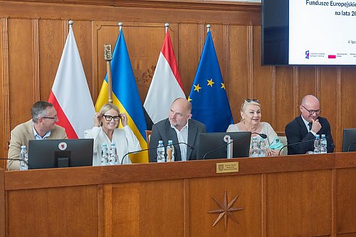 Miliony popłynęły do regionu! Będą nowe domy opieki, sprzęt do szpitala i inwestycje w ekologię