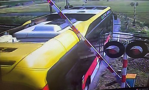 Groza na torach! Autobus utknął między rogatkami tuż przed nadjeżdżającym pociągiem