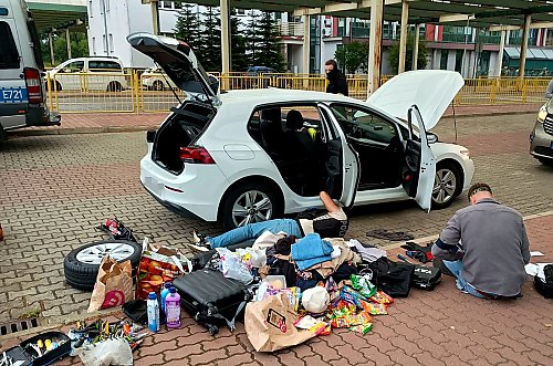 Wpadli z łupami na granicy! Policja z Bydgoszczy i Sępólna rozbiła gang włamywaczy [WIDEO]