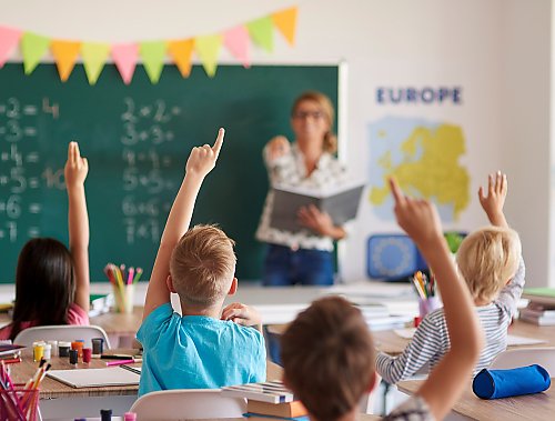 Emerytura nauczyciela: które rozwiązanie się opłaca? ZUS podpowiada!
