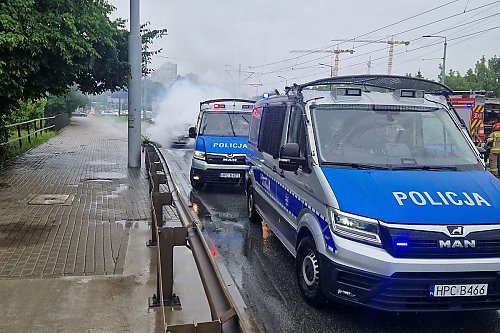 Płonące auto na Moście Pomorskim! Policjanci zareagowali błyskawicznie