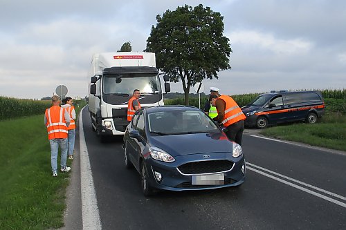 Stanęli na torach i rozdawali ulotki. Akcja „Bezpieczny piątek” w Cieślinie