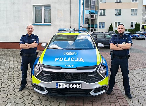 Dramatyczne chwile na moście w Gorzeniu. 44-latek chciał skoczyć, policjanci uratowali go w ostatniej sekundzie