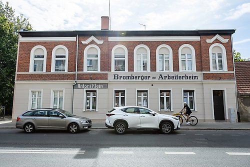 Napisy, które rozgrzały debatę. Kontrowersje wokół odnowionej kamienicy w Bydgoszczy