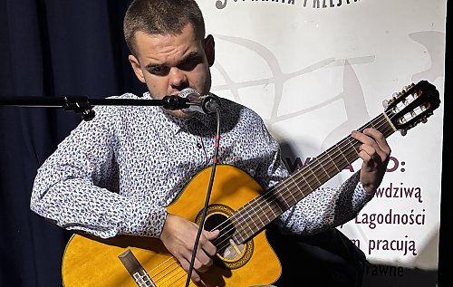 Niewidomy artysta w Światłowni: Roland Świstek czaruje głosem już w piątek!