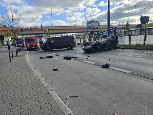 Dachowanie na ul. Jagiellońskiej - zderzenie osobówki z furgonem paraliżuje ruch